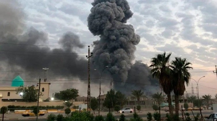 18 قتيلا في غارات على سوريا وقصف قاعدة أميركية بدير الزور