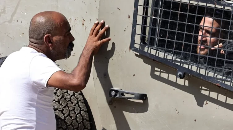 فلسطيني من جنين يواجه آليات الاحتلال بحذائه.. تفاعل واسع