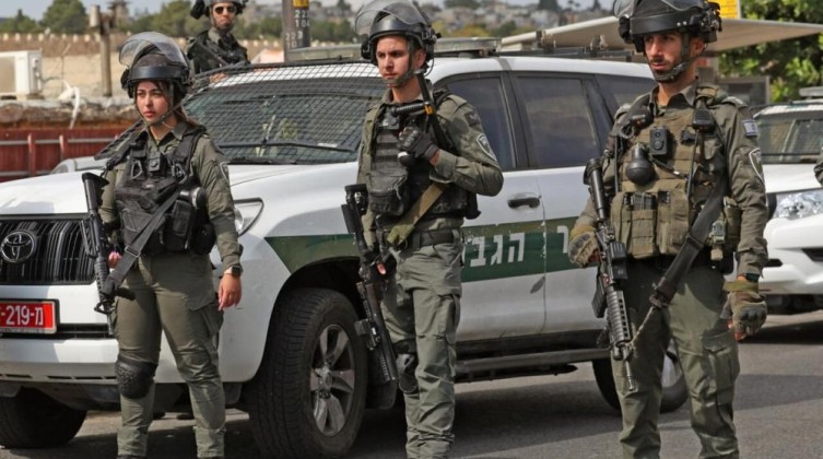 الاحتلال يصيب شاباً ويشن حملة اعتقالات في مناطق متفرقة بالضفة