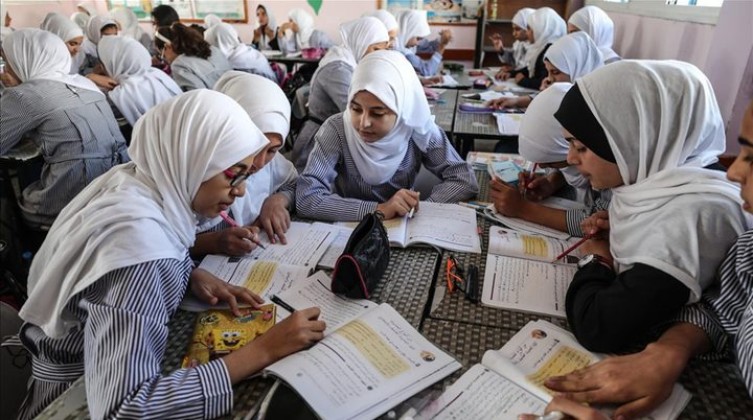 افتتاح العام الدراسي بالضفة والحرب تحرم طلبة غزة للعام الثاني