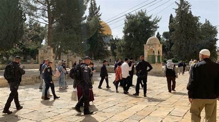 مستوطنون يقتحمون الأقصى ويُؤدون طقوسًا تلمودية