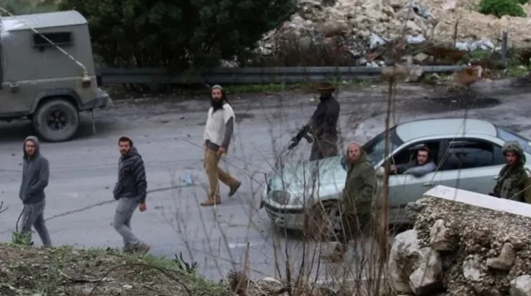 مستوطنون يعتدون على مواطن بالضرب ويطردونه من مسكنه في قرية المغير