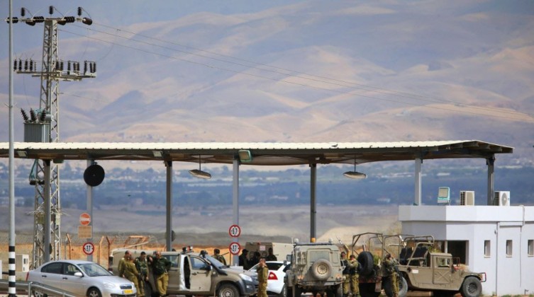 مقتل 3 إسرائيليين بعملية إطلاق نار في معبر الكرامة