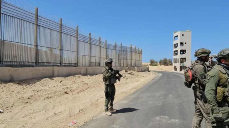 صحيفة عبرية: الجيش ينتظر منذ شهر قرارًا بشأن انسحابه من رفح