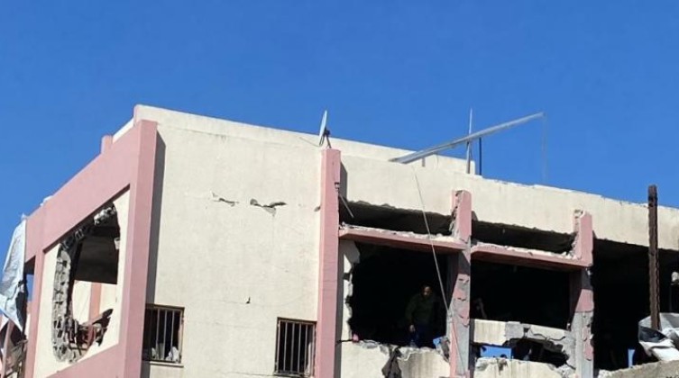 بالصور: الاحتلال يرتكب مجزرة مروعة بمدرسة تأوي نازحين في مخيم النصيرات