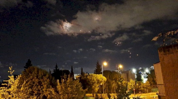 بالفيديو: إيران تهاجم إسرائيل بمئات الصواريخ.. صافرات إنذار والمستوطنون يفرون للملاجئ