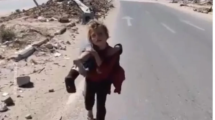 شاهد- تفاعل واسع مع مشهد يظهر طفلة في غزة وهي تحمل شقيقتها المصابة