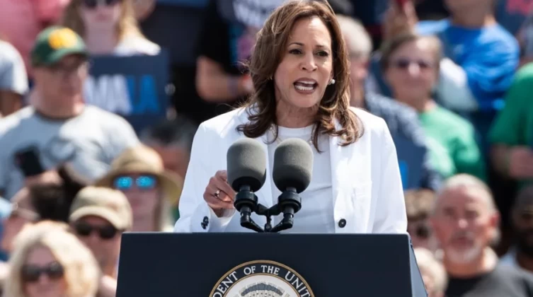 بالفيديو: مؤيد لفلسطين يقاطع هاريس خلال كلمة ويسألها عن إبادة الأطفال.. كيف ردت؟