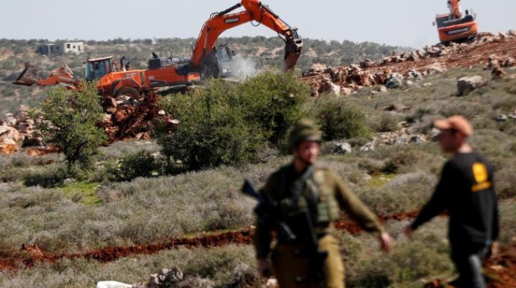 الاحتلال يهدم منشآت فلسطينية في قلقيلية