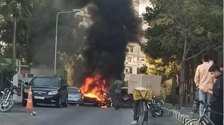 بالفيديو: شهيد في قصف إسرائيلي استهدف سيارة بحي المزة في دمشق