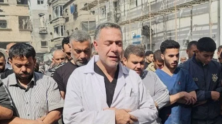 شاهد- مدير مستشفى كمال عدوان وزوجته يودعان ابنهم شهيدا