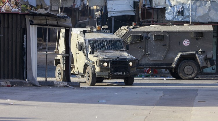 إصابة شاب في مخيم قلنديا واقتحامات في نابلس وطولكرم