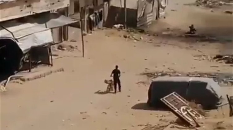 مسيرة إسرائيلية تقتل طفلًا في غزة وتقصف من حاولوا إنقاذه (فيديو)