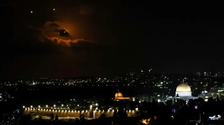 إسرائيل تستعد للرد الليلة وإيران تغلق مجالها الجوي