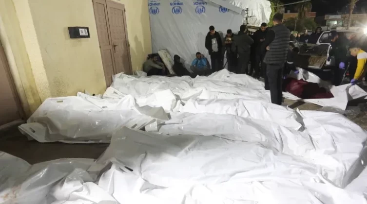 بالفيديو: شهداء في غارة إسرائيلية على مسجد يؤوي نازحين وسط غزة
