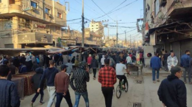 بالفيديو: مواطنون يغلقون سوق دير البلح ضد غلاء الأسعار واحتكار التجار