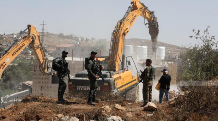 الاحتلال يهدم منزلين بين رام الله والقدس