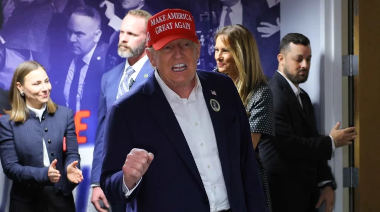 حملة ترامب تعلن فوزه بالرئاسة