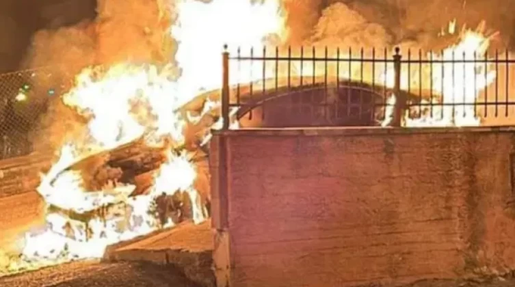 مستوطنون يحرقون مركبات المواطنين شمال رام الله
