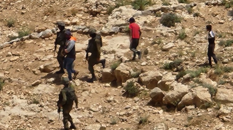مستوطنون يهاجمون المزارعين ورعاة الأغنام جنوب الخليل
