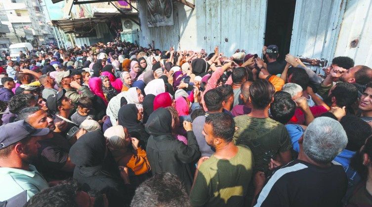 وفاة طفلتين وسيدة اختناقا بسبب الزحام أثناء محاولة الحصول على خبز في دير البلح