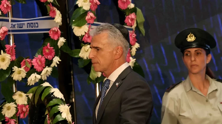 رئيس الموساد يبلغ عائلات الأسرى الإسرائيليين بتضاؤل فرص تبادلهم