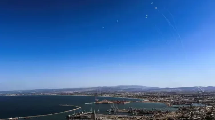 اعتراض صاروخين في سماء حيفا.. وحزب الله يهاجم قاعدة عسكرية