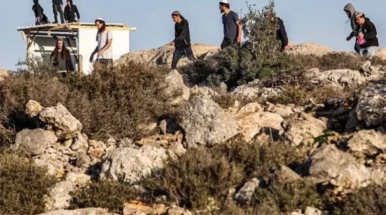 مستوطنون يحاصرون مسكنين في تجمع عرب المليحات بأريحا