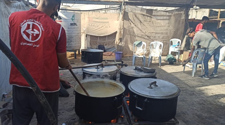 بالصور: الجبهة الشعبية مستمرة في خدمة النازحين جنوب قطاع غزة