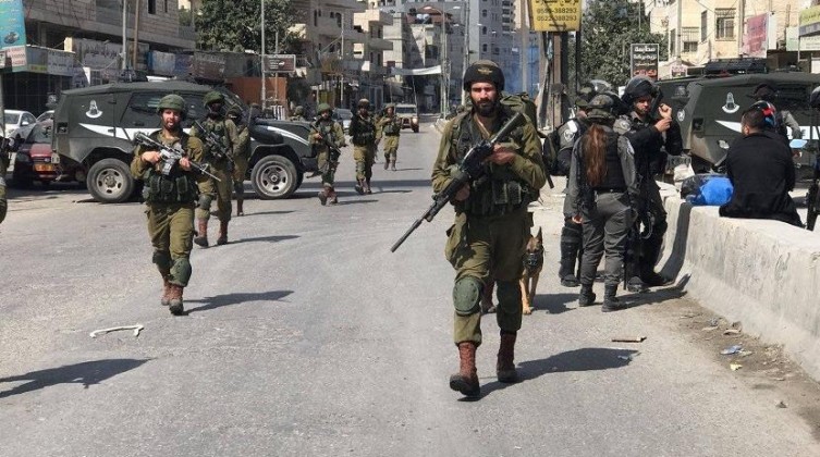 الاحتلال يصيب شاب في ترمسعيا ويعتدي على آخر في قلنديا