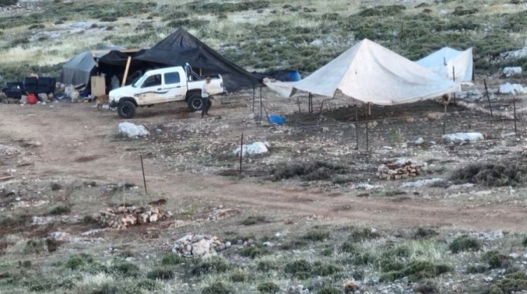 مستوطنون يقيمون بؤرة استيطانية غرب الخليل