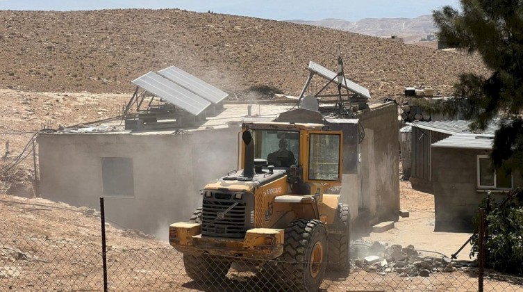 الاحتلال يهدم خمس منشآت شمال غرب القدس