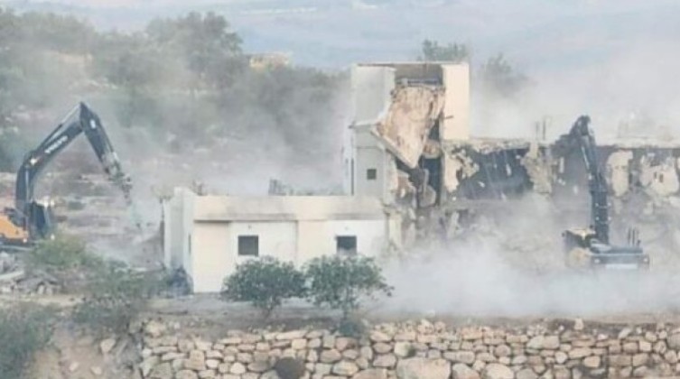 الخليل: الاحتلال يهدم منزل الشهيد مهند العسود في بلدة إذنا