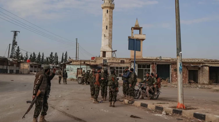بالفيديو: ضابط سوري يتوعد الفصائل في حلب