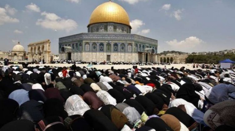 40 ألف مصل يؤدون صلاة الجمعة في المسجد الأقصى