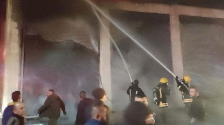 إخماد حريق كبير في مستودع للأجهزة الكهربائية جنوب الخليل