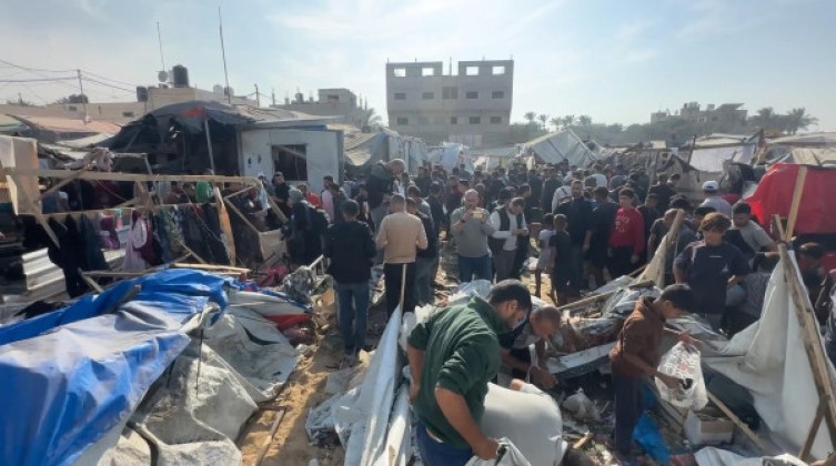 بالفيديو: شهداء وجرحى بقصف خيام النازحين بمستشفى شهداء الأقصى