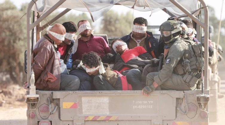 بالصور: جيش الاحتلال يعدم 3 معتقلين في غزة بعد الإفراج عنهم