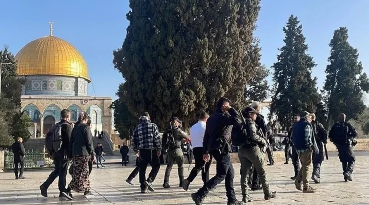 عشرات المستوطنين يقتحمون المسجد الأقصى