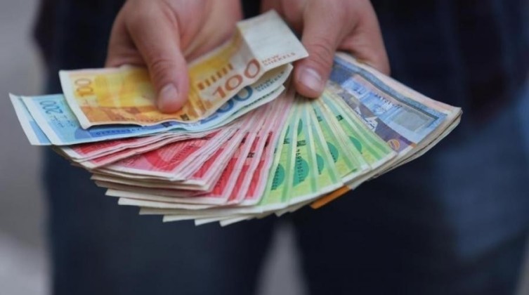 المالية تصدر بيانا بشأن نسبة وموعد صرف رواتب الموظفين