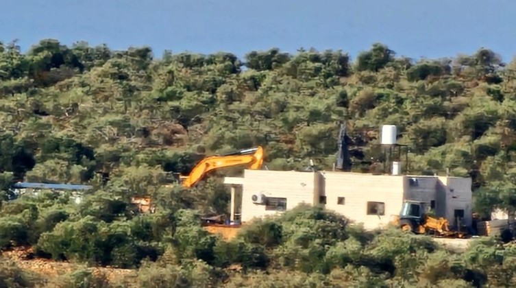 الاحتلال يصيب 4 مواطنين ويهدم منزلا ومنشأة تجارية غرب سلفيت