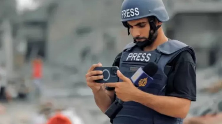 إجلاء الصحفي علي العطار من غزة إلى الأردن للعلاج