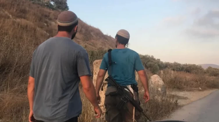 رام الله: مستوطنون يستولون على 6 خيام ويجبرون أصحابها على الرحيل