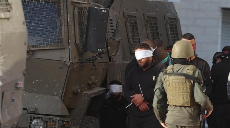جيش الاحتلال يعتقل 12 مواطنا بالضفة