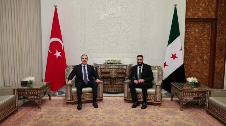 لقاء يجمع أحمد الشرع ووزير خارجية تركيا في دمشق
