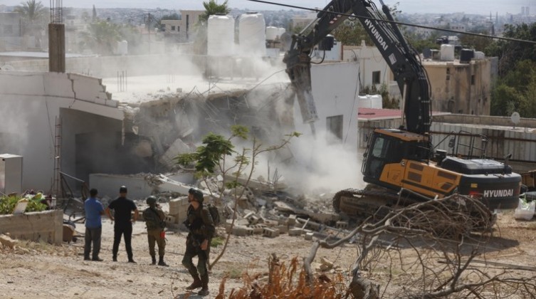 الاحتلال يهدم منزلين ومنشأة تجارية شمال القدس