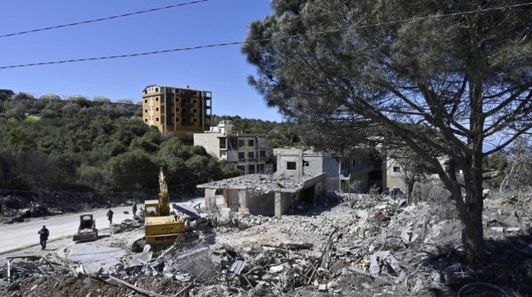 الاحتلال يواصل هدم وتجريف المنازل والبساتين في جنوب لبنان