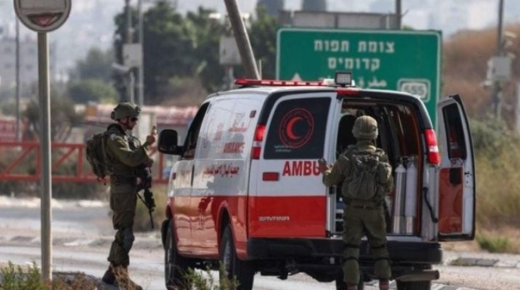 الاحتلال يفرج عن شاباً مصاباً من مخيم بلاطة