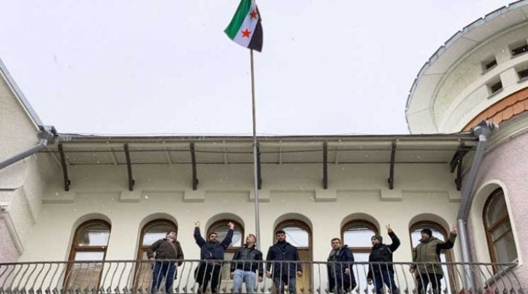 بالفيديو والصور: رفع "العلم الجديد" فوق السفارة السورية في موسكو