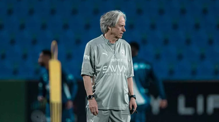 جيسوس يتخذ قرارا صارما تجاه اللاعبين